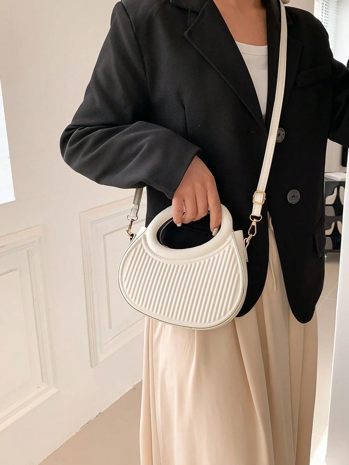 Fashionable Classic Niche Design Gentle Women's Commuting Date Shoulder Crossbody Bag Striped Embossed Handbag Fashionable Round Crossbody Bag Women's Double Handle Novel Wallet