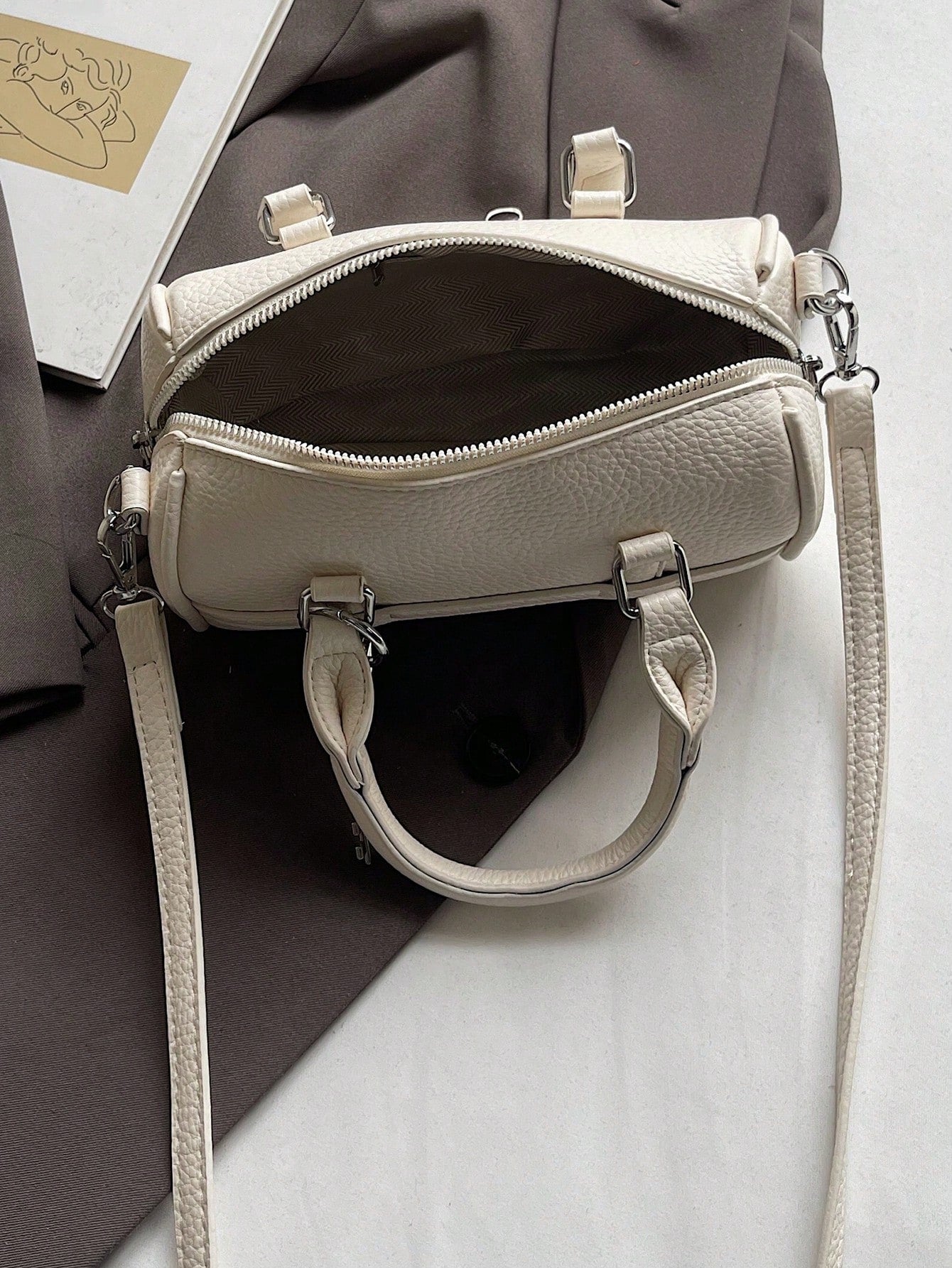 Fashionable And Simple Shoulder Bag, Large-Capacity Pillow Handbag, Cylindrical Bag Niche Design, Daily Versatile, Solid Color Popular Highly Attractive Crossbody Bag, Suitable For Shopping And Attending Parties.