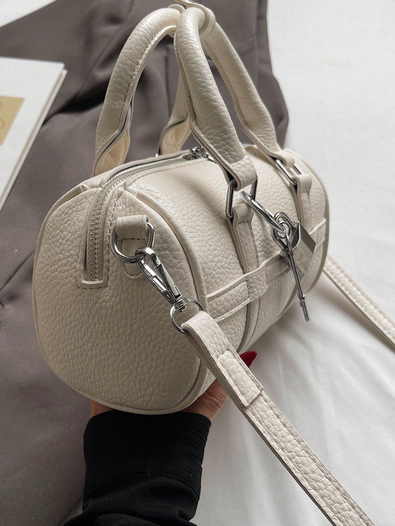Fashionable And Simple Shoulder Bag, Large-Capacity Pillow Handbag, Cylindrical Bag Niche Design, Daily Versatile, Solid Color Popular Highly Attractive Crossbody Bag, Suitable For Shopping And Attending Parties.