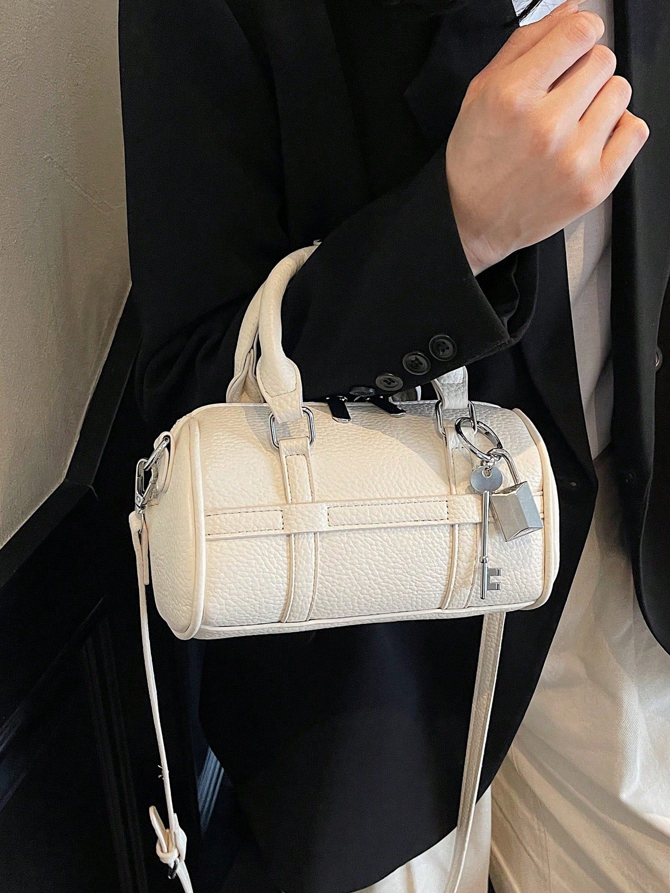 Fashionable And Simple Shoulder Bag, Large-Capacity Pillow Handbag, Cylindrical Bag Niche Design, Daily Versatile, Solid Color Popular Highly Attractive Crossbody Bag, Suitable For Shopping And Attending Parties.