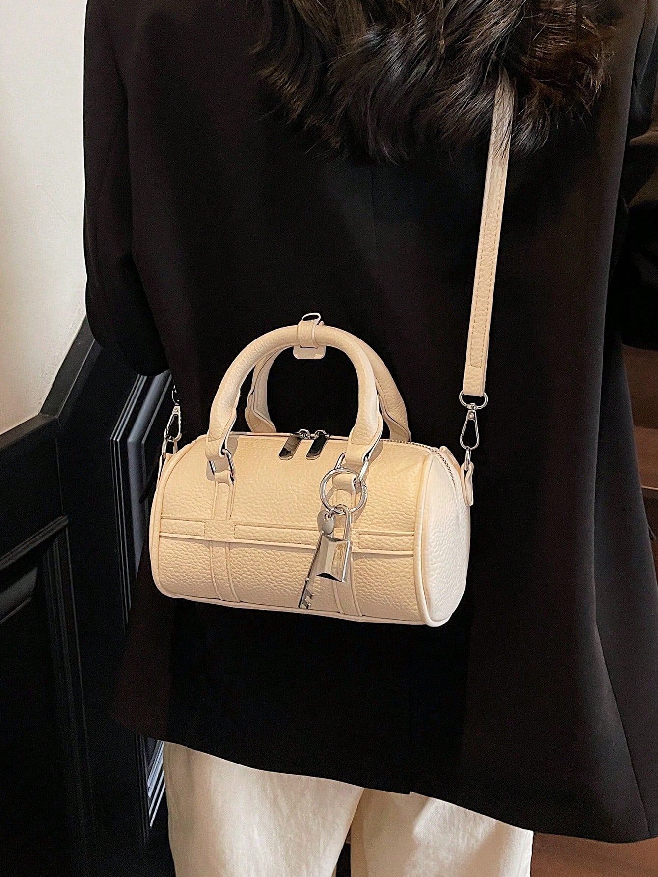 Fashionable And Simple Shoulder Bag, Large-Capacity Pillow Handbag, Cylindrical Bag Niche Design, Daily Versatile, Solid Color Popular Highly Attractive Crossbody Bag, Suitable For Shopping And Attending Parties.