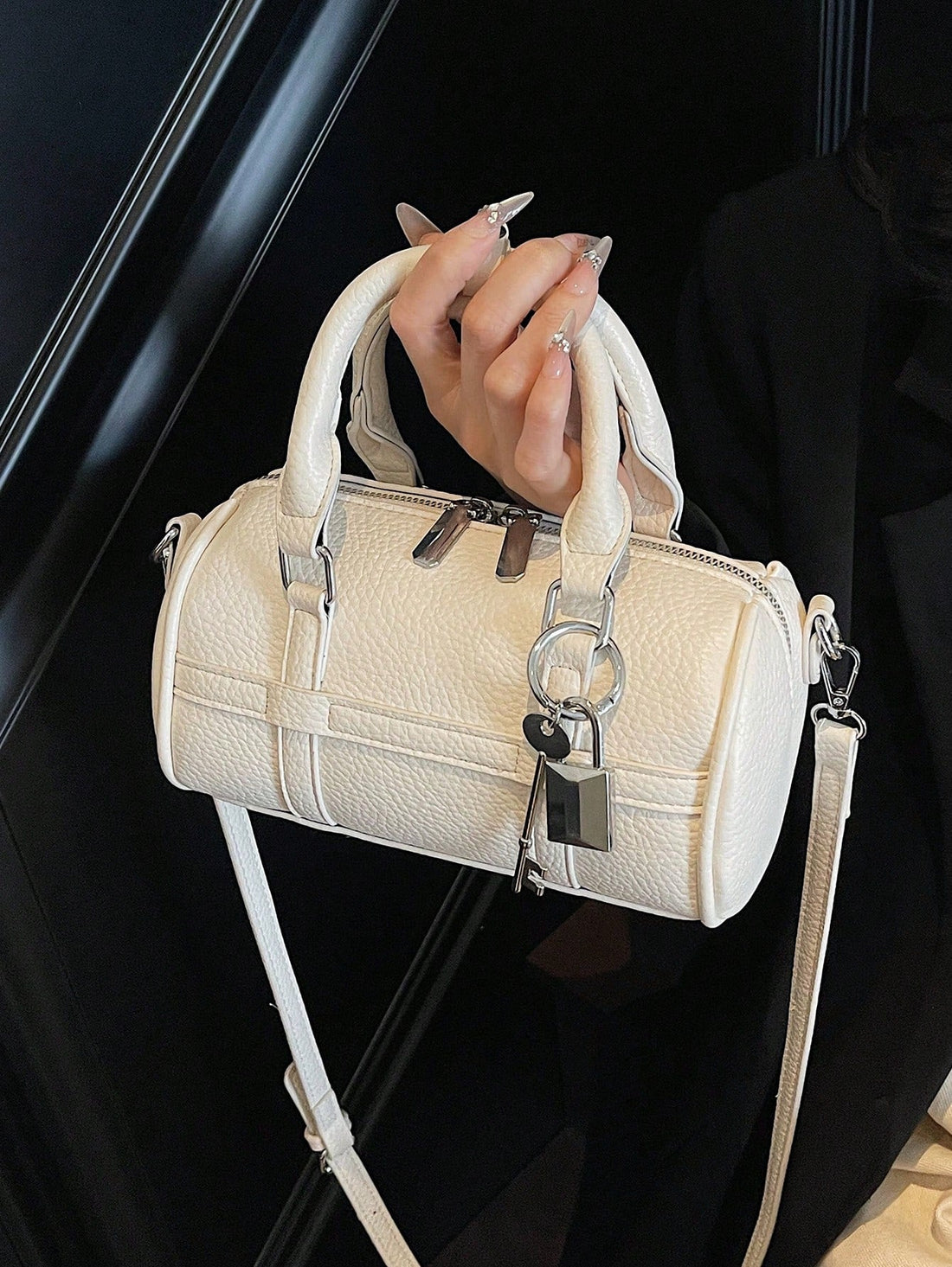 Fashionable And Simple Shoulder Bag, Large-Capacity Pillow Handbag, Cylindrical Bag Niche Design, Daily Versatile, Solid Color Popular Highly Attractive Crossbody Bag, Suitable For Shopping And Attending Parties.