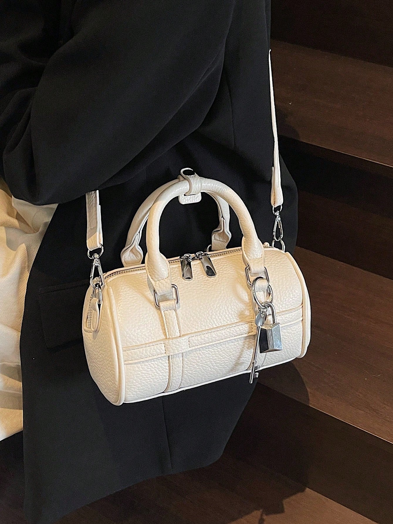 Fashionable And Simple Shoulder Bag, Large-Capacity Pillow Handbag, Cylindrical Bag Niche Design, Daily Versatile, Solid Color Popular Highly Attractive Crossbody Bag, Suitable For Shopping And Attending Parties.