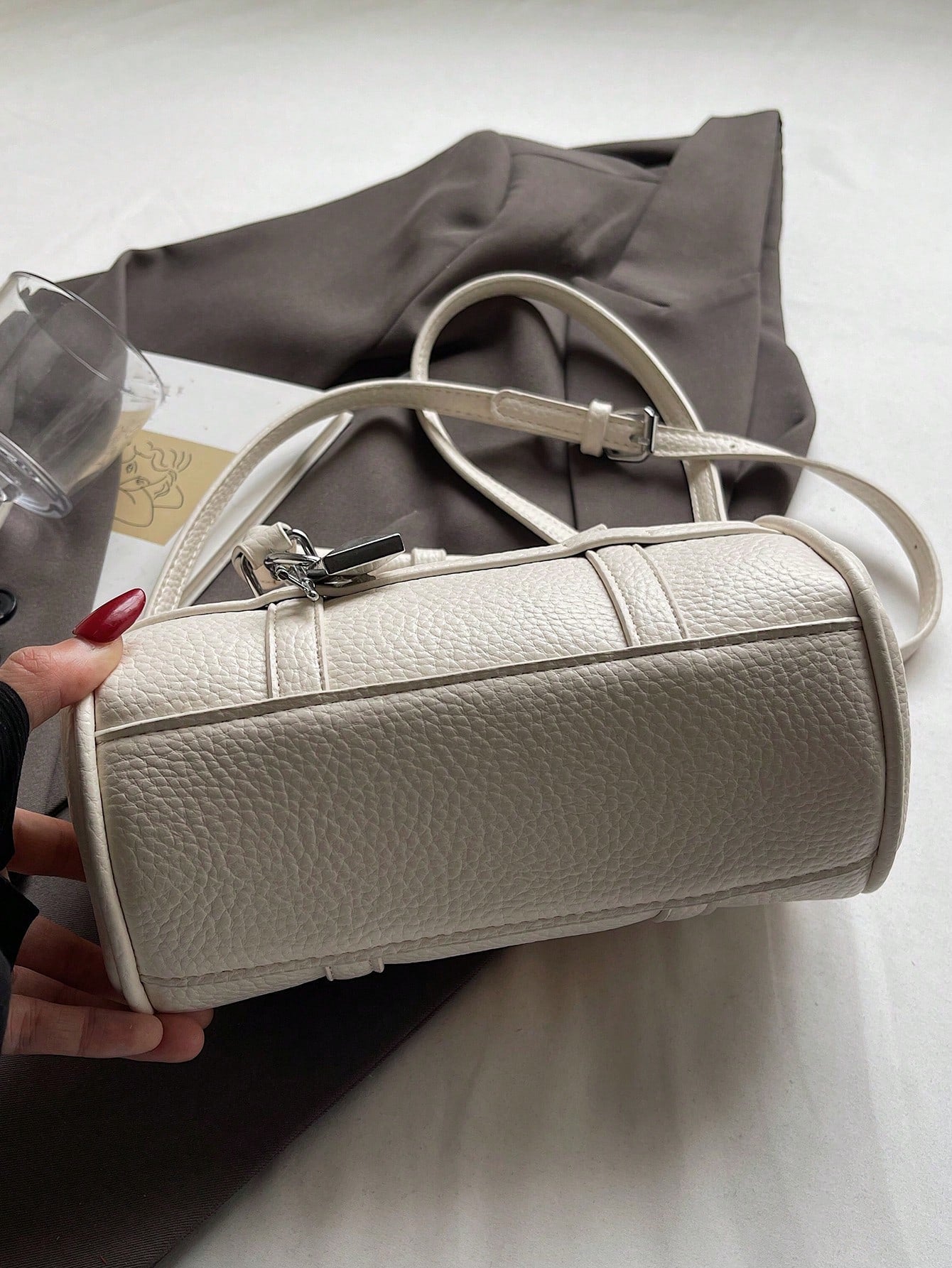 Fashionable And Simple Shoulder Bag, Large-Capacity Pillow Handbag, Cylindrical Bag Niche Design, Daily Versatile, Solid Color Popular Highly Attractive Crossbody Bag, Suitable For Shopping And Attending Parties.